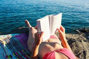 libro de lectura en la playa