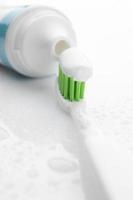 cepillo de dientes con primer plano de pasta de dientes