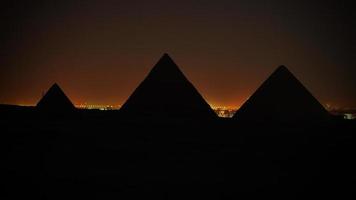 pirámides de giza en la noche foto
