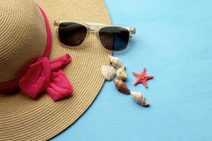 sombrero y gafas de sol - moda de verano foto