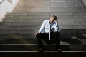 Empresario llorando perdido en la depresión sentado en la calle escaleras de hormigón