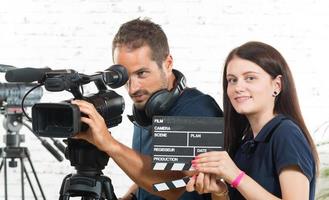 camarógrafo y una mujer joven con una cámara de cine foto