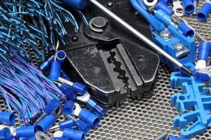 herramientas para electricistas engarzadores y accesorios foto