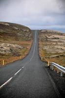 carretera a través del paisaje de Islandia en día nublado foto
