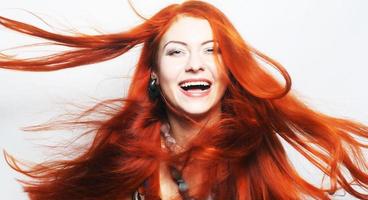 mujer con largo cabello rojo que fluye foto