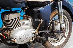 fragmento de una vieja motocicleta oxidada