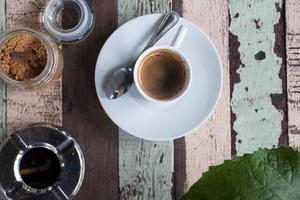 taza de café en la mesa de madera foto