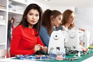 mujeres en un taller de costura foto