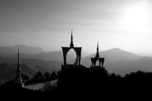 Templo de Pha Sorn Kaew en blanco y negro
