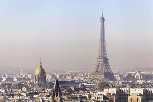 Contaminación en París, vista aérea de la torre Eiffel con smog foto
