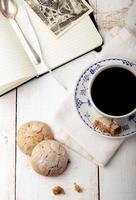 Taza de café con galletas. desayuno Mañana. foto