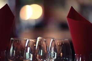Copa de vino interior restaurante que sirve cenas