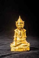 estatua de Buda aislado sobre fondo negro foto
