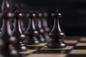 piezas de ajedrez en un tablero de ajedrez. foto