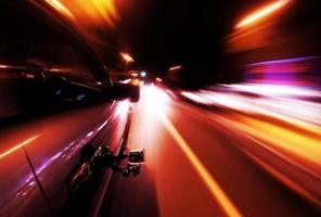 conducción nocturna: el lado del automóvil va rápido