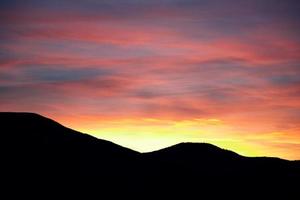 puesta de sol en las montañas foto