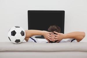 aficionado al fútbol viendo televisión foto