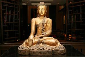 estatua de Buda dorado sentado foto