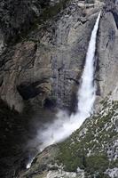 cascada en el parque nacional de yosemite, estados unidos alrededor de mayo de 2010