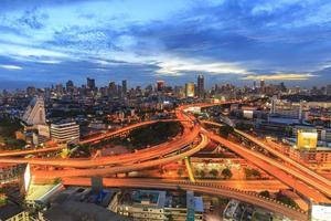 ciudad de Bangkok en el crepúsculo y la carretera principal de tráfico