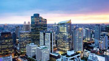 Bangkok paisaje urbano, distrito de negocios con alto edificio al atardecer