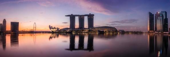 vista nocturna del paisaje urbano de Singapur foto