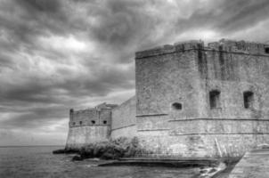murallas fortificadas del castillo contra un cielo dramático