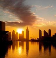 Dubai con rascacielos contra la puesta de sol foto