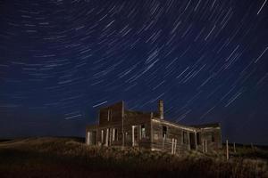 rastros de estrellas fotografía nocturna edificio abandonado