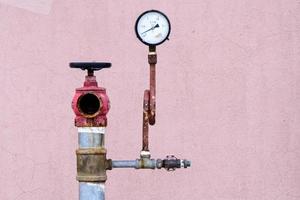 Pipes and pressure gauges