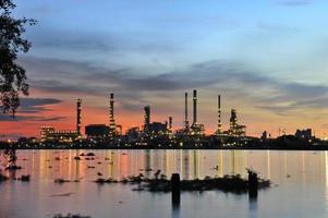 planta de refinería de petróleo en el crepúsculo foto
