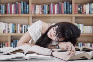 estudiante durmiendo y soñando en la biblioteca