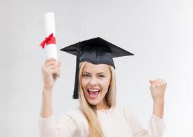 estudiante con gorra de graduación con certificado foto