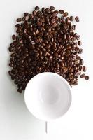 taza de café con leche y granos de café.