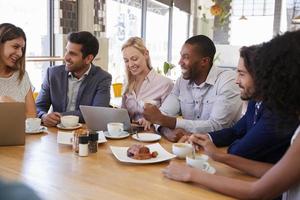 Grupo de empresarios reunidos en la cafetería. foto