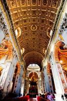 una vista interior de vaticano iluminado foto
