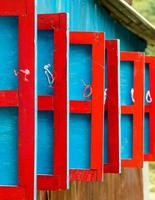persianas de madera rojas y azules