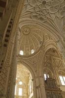 interior catedral-mezquita de cordoba foto