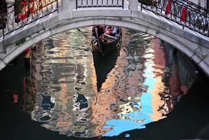 Puente y góndola, Venecia, Italia foto