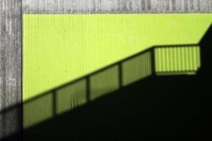 sombra de una barandilla en una ciudad foto
