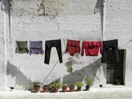 casas antiguas de matera (italia) con ropa colgada