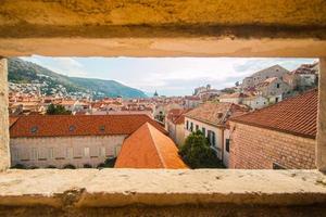 Dubrovnik, Croacia, panorama a través del agujero de la pared