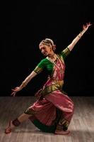 hermosa bailarina de danza clásica india bharatanatyam