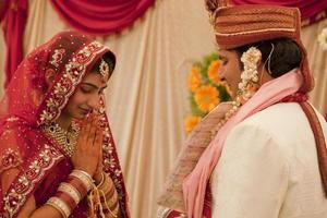 Feliz pareja india en su boda.