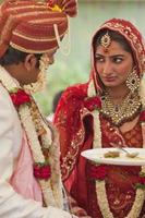 Feliz pareja india en su boda.