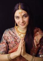 belleza dulce niña India en sari sonriendo