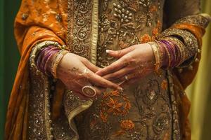 novia India con joyas y henna