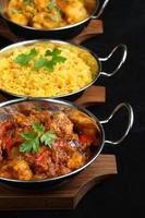 una comida india al curry preparada en sartenes