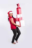 mujer india con pila de cajas de regalo en navidad