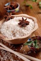 arroz basmati en tazón de madera
